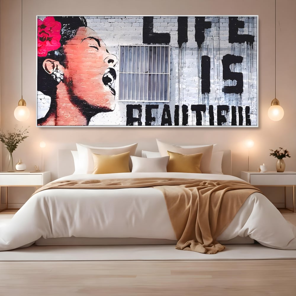 Tablou canvas cu tablou canvas cu femeie si graffiti, in rama de aluminiu argintiu, pe perete intr-un dormitor